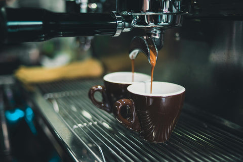 Le thé comme alternative au café au bureau : avantages et astuces