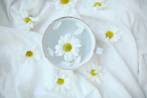 Boire du thé ou des infusions, est-ce pareil que boire de l’eau ?